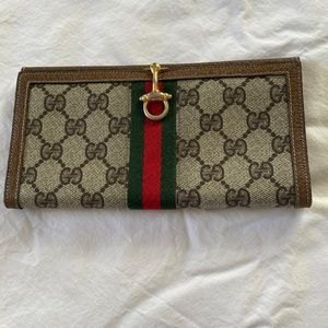 Authentic Gucci ladies wallet. Excellent condition.